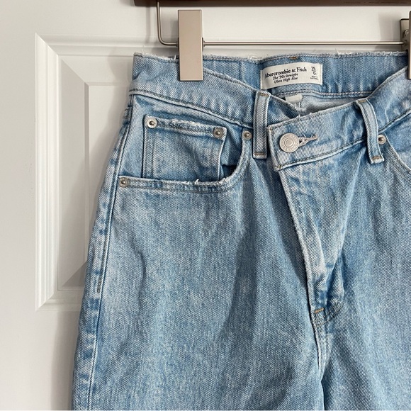 Abercrombie The 90s Straight Ultra High Rise Light Wash Jeans Curve Love Size 0R - Picture 2 of 9